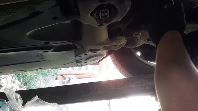Audi A4 2003 hátsó motorláb cseréje | Inlocuire suport motor spate | Rear engine mount replacement. смотреть онлайн