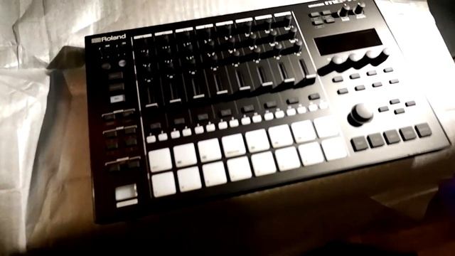 Обзор Roland MC 707: распаковка и первое включение смотреть онлайн