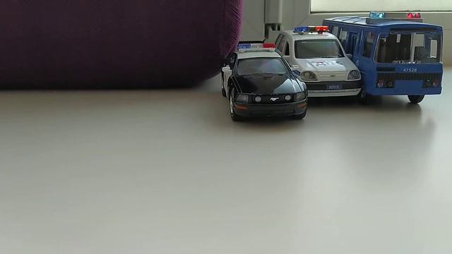 моделька ПАЗ (ТехноПарк) + полицейские модельки