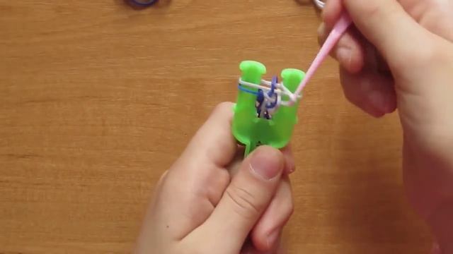 БРАСЛЕТ ИЗ РЕЗИНОК - ЧЕШУЯ ДРАКОНА на 2-х столбиках. Плетение на рогатке для начинающих. Видео смотреть онлайн