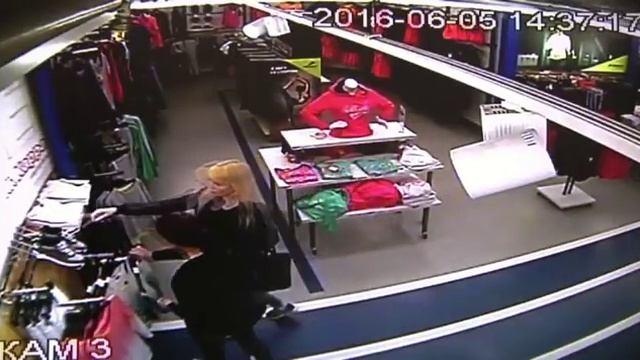 Кировчанки украли из «Спортмастера» две белые футболки смотреть онлайн