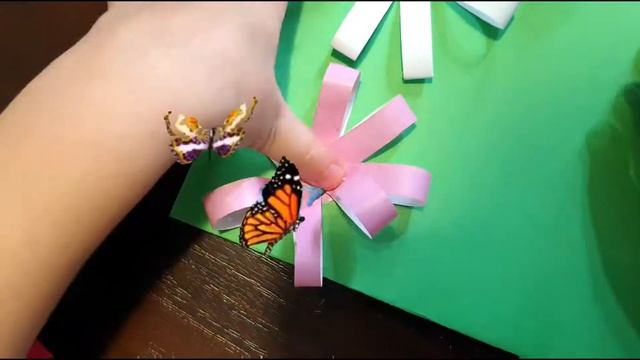 Как Дашенька делает маме цветочки!!! смотреть онлайн