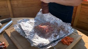 Обалденная свинина на углях. Запек кусок свинины в фольге