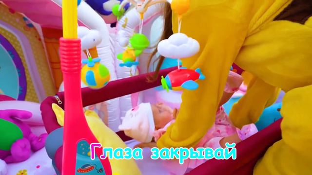 Мама поет колыбельную песню | Песни для детей от Майи и Маши смотреть онлайн
