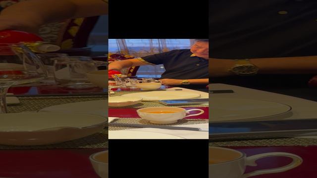 Как китайцы пьют водку, когда большой стол, а официантов нет.