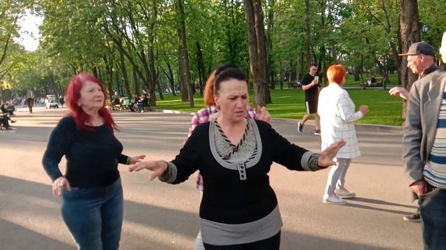 Гоп -стоп, сало!!!Танцы в саду Шевченко,Харьков,май 2021.