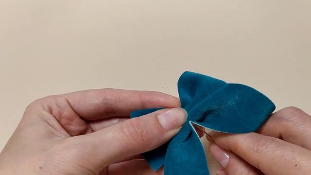 Секрет складки. Любимые бантики из бархата по новому шаблону за пару минут смотреть онлайн