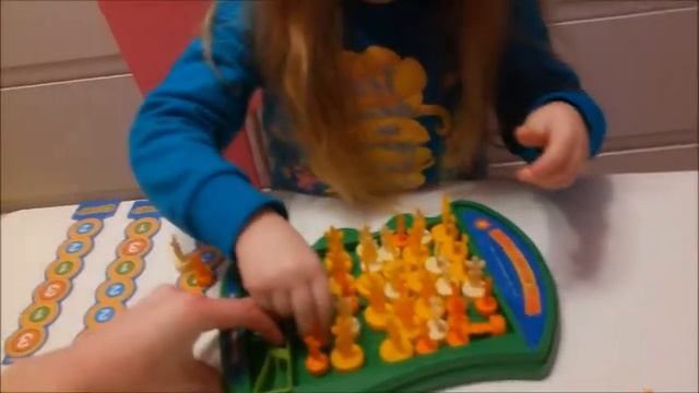 Играем в игру МОРКОВНОЕ ПОЛЕ.Кто выиграл мама или Лиза?? смотреть онлайн