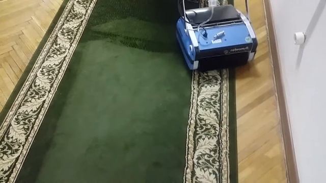 Чистка ковровой дорожки в коридоре Пущинского научного центра смотреть онлайн