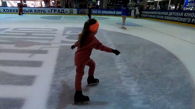 We ride on ice in our spare time. 5 years old, skating herself. 5 лет Фигурное катание катается сам смотреть онлайн