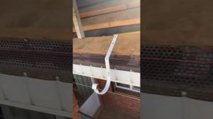 Монтаж длинных металлических крюков для водосточной системы Döcke LUX.