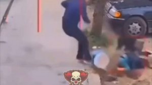 Бродячая собака напала на ребёнка пока он играл в песочнице.