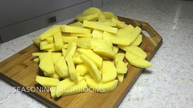 Fried potatoes with pork and mushrooms. Картофель жаренный со свининой и грибами. смотреть онлайн