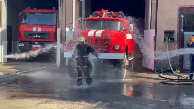 Як на Волині рятувальники проводжали колегу на пенсію смотреть онлайн