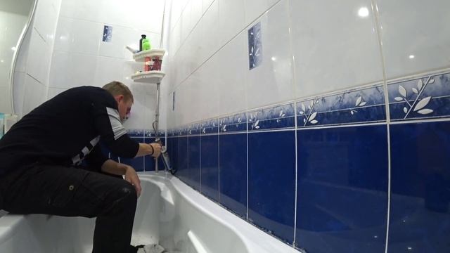 Армировка стыков ГКЛ бумагой! Шпатлевка стен! Убираем старый силикон и протечку на ванне. смотреть онлайн