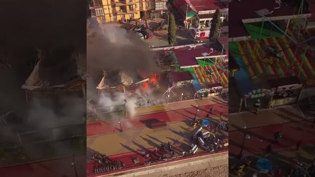 В Сочи произошел крупный пожар. Сгорели кафе и пункт велопроката 25.12.20 смотреть онлайн