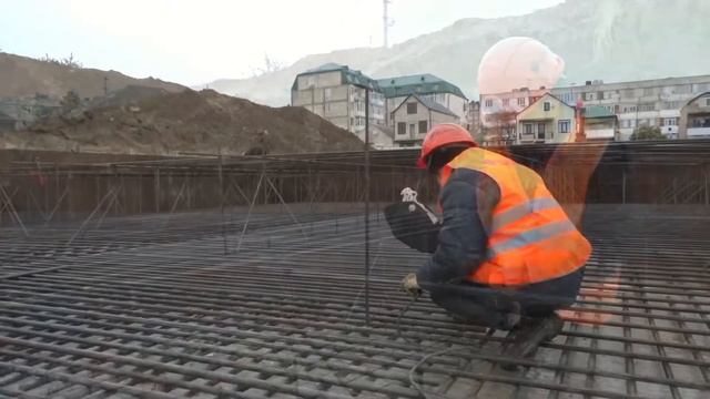 Сборка арматуры (вязка и сварка)для дальнейшей заливки фундамента. смотреть онлайн