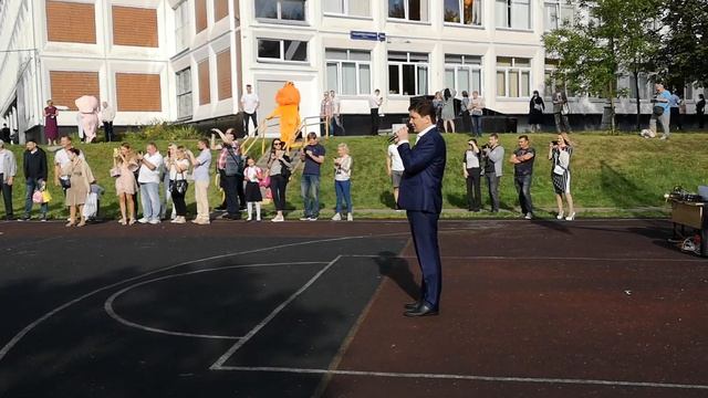 Линейка 1 сентября. 1 класс. смотреть онлайн