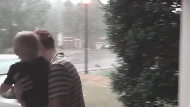 Дочка с папой под дождем Очень трогательно смотреть онлайн