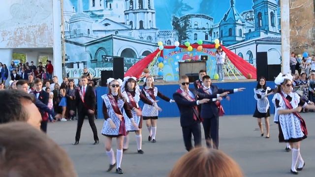 Современный танец от выпускников Кяхтинской школы №1, г.Кяхта, 2018 смотреть онлайн