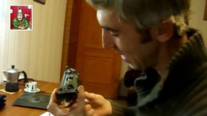 Мастер чинит настенные часы с маятником без боя.