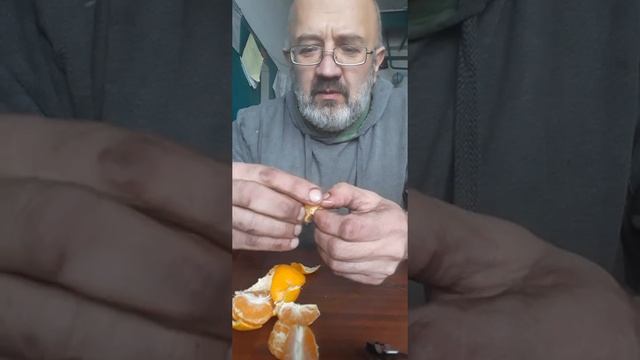 ШОК!!! НАШЁЛ ТАБЛЕТКУ В МАНДАРИНЕ смотреть онлайн