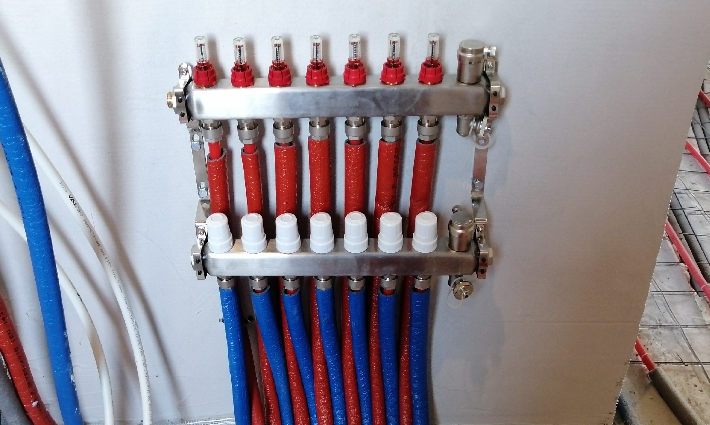 Установка и подключение коллектора теплого пола.