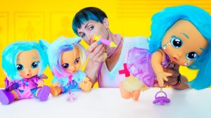 Игры в дочки матери - Как Мама нянчим куклы Край Бебис! Маша Капуки Кануки лечит пупса в больничке!