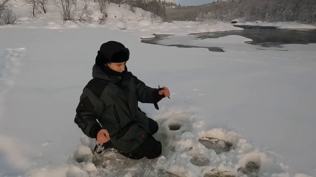Пускаем в дело снегоходы / Зимняя рыбалка на реке / Winter fishing on the river смотреть онлайн