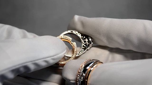 Обручальные кольца из двух видов золота с бриллиантами и помолвочным ажурным кольцом смотреть онлайн