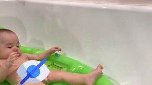 Купаем ребенка в большой ванне.