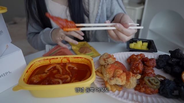 ?신기한 치킨 제주깜슐랭과 떡볶이 먹고 일하러 떠난 자취방에서 자취 브이로그, 신상 바질 크림 불닭 우동, 소세지 야채 볶음, 삼겹살 김치찜, 컵밥, 튀김, 두부 유부초밥 смотреть онлайн