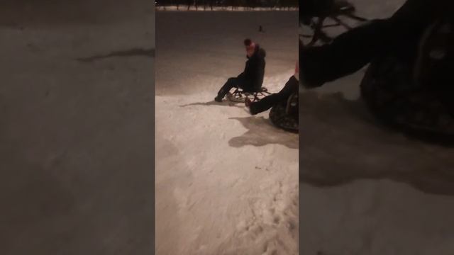 Детвора катается с горки)))