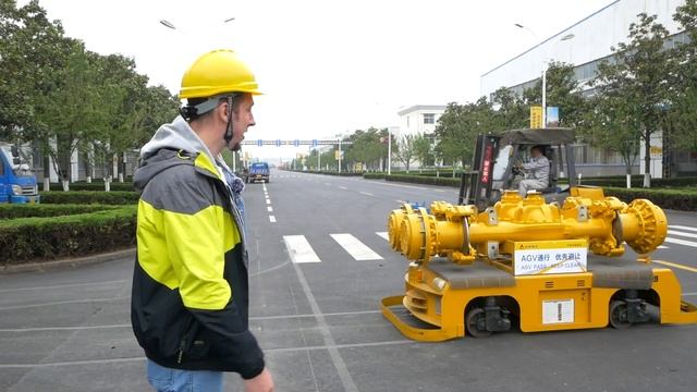 Как делают фронтальные погрузчики и экскаваторы SDLG. Обзор от канала Trucks TV смотреть онлайн