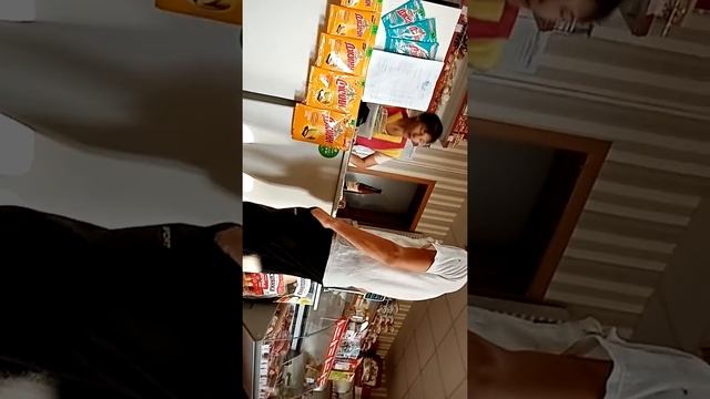 Вот так разговаривает продавец с покупателями. Смотреть всем!!!!! смотреть онлайн