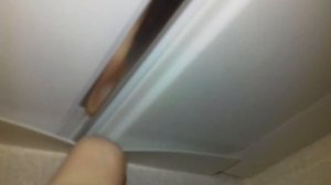 Как вставить последнюю ПВХ панель на потолке.