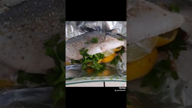 Дорада в фольге:петрушка,лимон,приправа для рыбы.Быстро и вкусно. смотреть онлайн