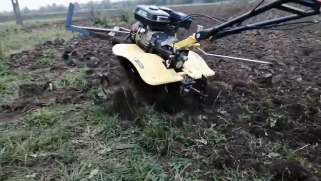 Мотоблок HUTER (Хутер) в работе \\ Пашет и культивирует смотреть онлайн