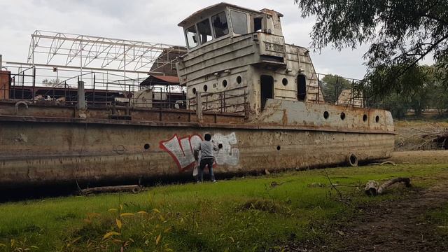 VOICE.ГРАФФИТИ ТРУ-АП НА ЗАБРОШЕНОМ РЕЧНОМ КОРАБЛЕ/ GRAFFITI THROW-UP IN ABANDONED RIVER SHIP смотреть онлайн