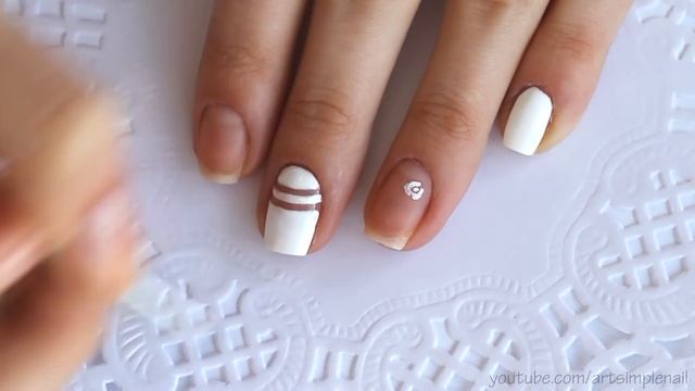 Новый модный лунный маникюр и негативное пространство. Розы на ногтях | Negative Space Nail Art смотреть онлайн