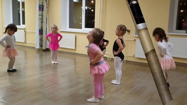 Ксюша идет на первое занятие по хореографии Видео для детей смотреть онлайн