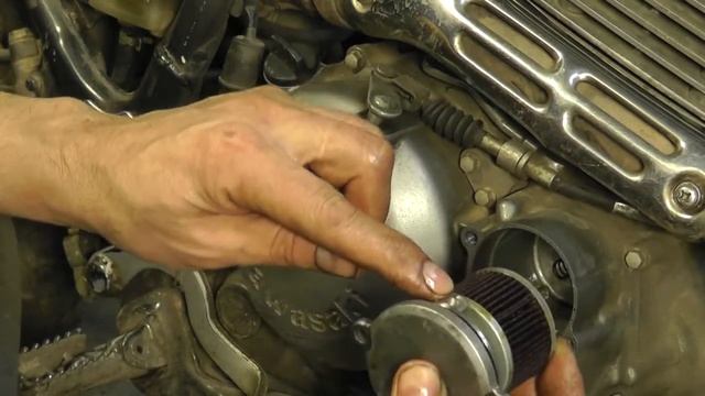 Замена масла в мотоцикле Kawasaki KL 250 смотреть онлайн