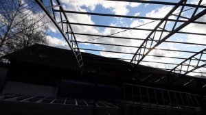 автомобильный навес на болтовом соединении.