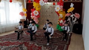 Классный Танец мальчиков со шляпами под музыку «Ле́тка-е́нка»