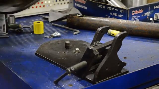 Устройство для вырезки седловин и сверления труб под углом