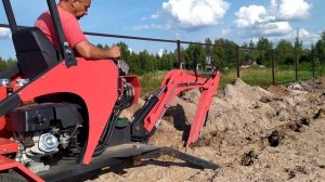Прицепной экскаватор. Копаю траншею под канализацию.