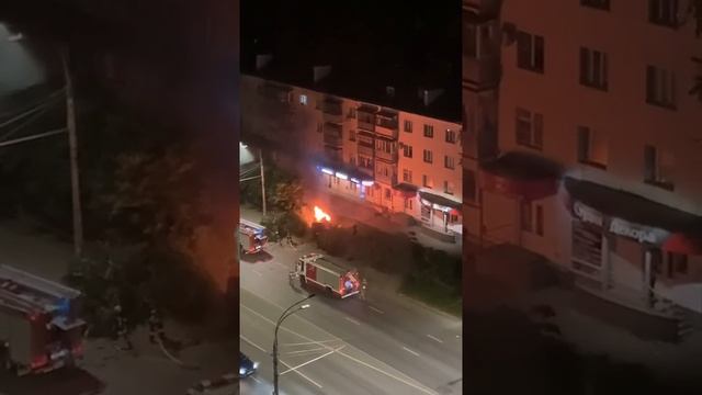 Немецкий внедорожник Мерседес съехал с дороги в Иванове и загорелся смотреть онлайн