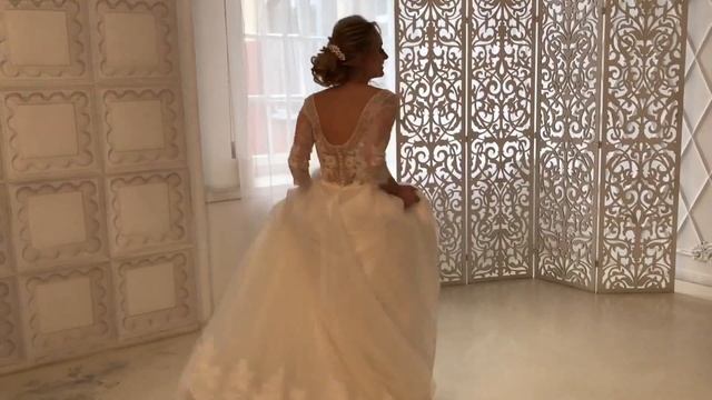 Пышное свадебное платье с рукавами Афина смотреть онлайн