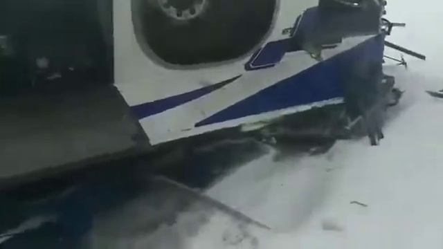 Автобус вылетил с моста и упал на лед.. смотреть онлайн