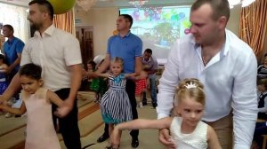 Танец папы с дочками на выпускной
